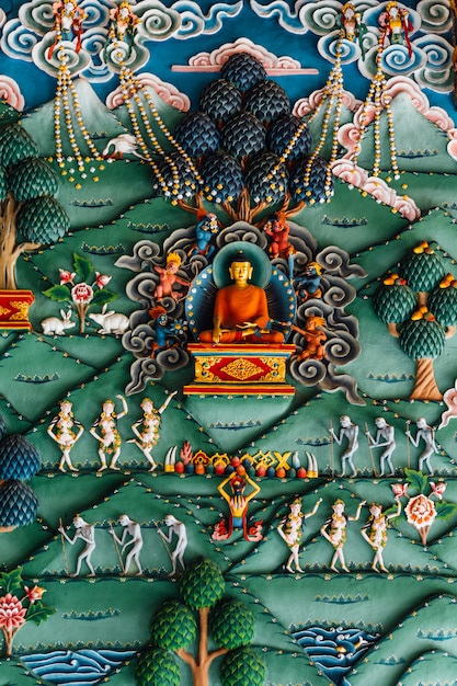 インド、ビハール州のBodh Gayaにあるブータン王立修道院内のブータン美術の仏話を伝える装飾壁。