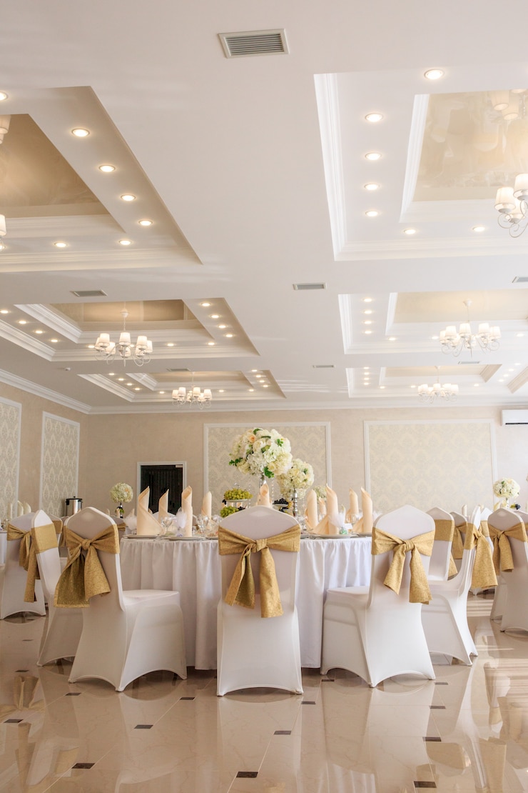 Photo クラシックなスタイルで装飾された結婚式の宴会場。