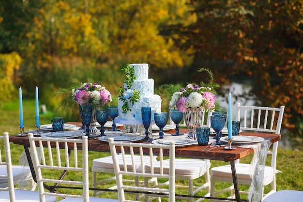 Photo decorated for wedding elegant dinner table in garden