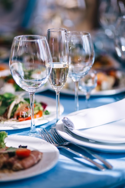 Foto tavolo nuziale decorato lussuosa tavola in un ristorante con bicchieri per champagne e vino