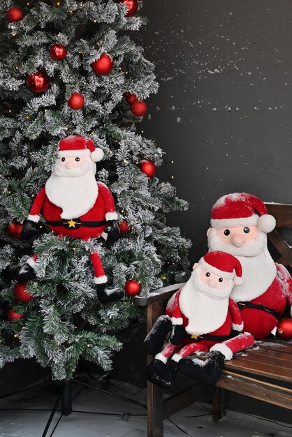 Фото Украшенные рождественскими игрушками фигура санта-клаусадекорация на новый год и рождество