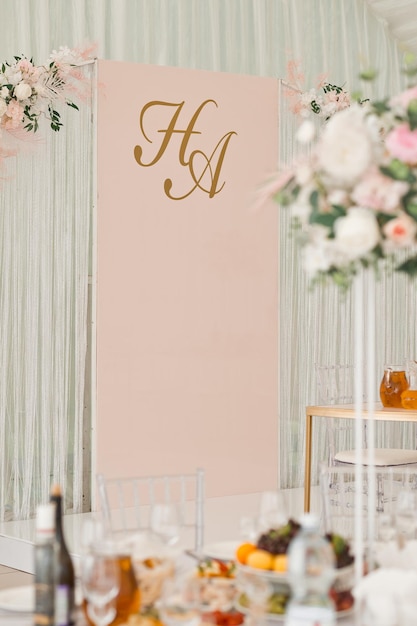 Decoratie-elementen van een feestzaal voor een bruiloft 3784