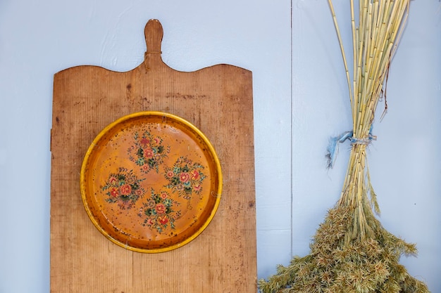 Decoratie en keukenvoorwerpen vleesbord blauw oppervlak