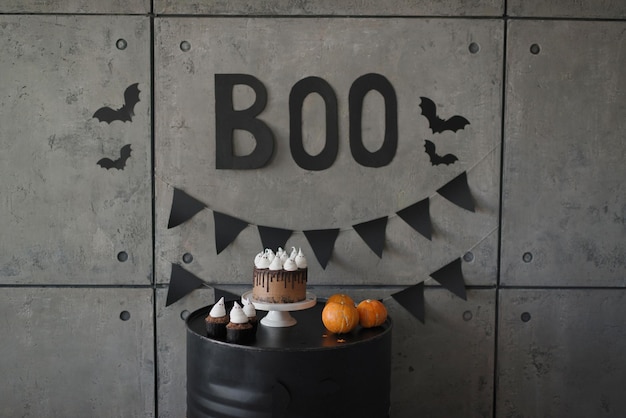 Decoratie in Halloween-stijl, inscriptie Boo, spoken en pompoenen