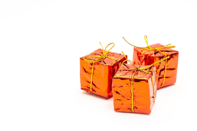 Decoratie kerst concept Oranje geschenkdozen geïsoleerd op een witte achtergrond