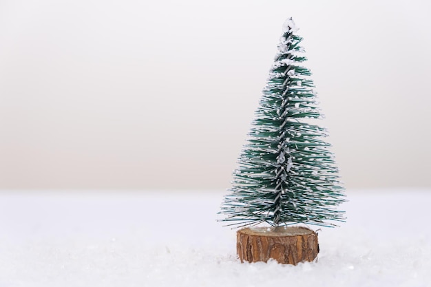 Decoratie kerstboom nieuwjaar concept met sneeuwvlokken witte achtergrond kopie ruimte