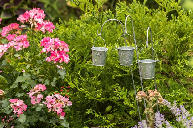 Decoratie met drie metalen emmers voor landschapsarchitectuur