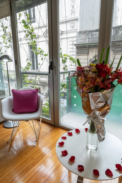 Decoratie met rozenblaadjes op de vloer van een elegante en romantische hotelkamer