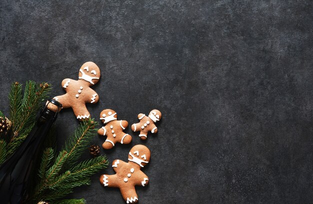 Decoratie met sparren en peperkoek op een zwarte achtergrond.