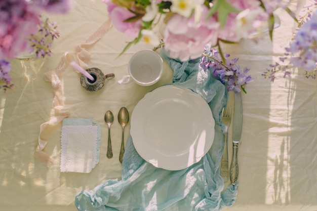 decoratie van de feesttafel met bloemen in delicate kleuren en lichte tinten