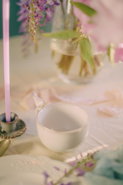 decoratie van de feesttafel met bloemen in delicate kleuren en lichte tinten