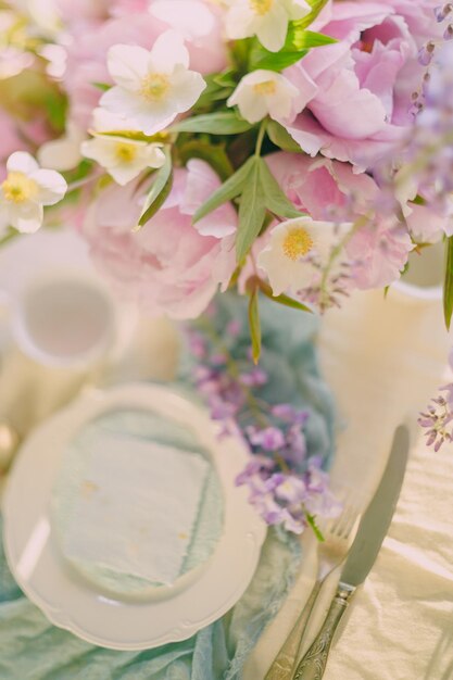 decoratie van de feesttafel met bloemen in delicate kleuren en lichte tinten