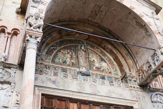 Decoratie van de gevel van de San Zeno-basiliek in Verona