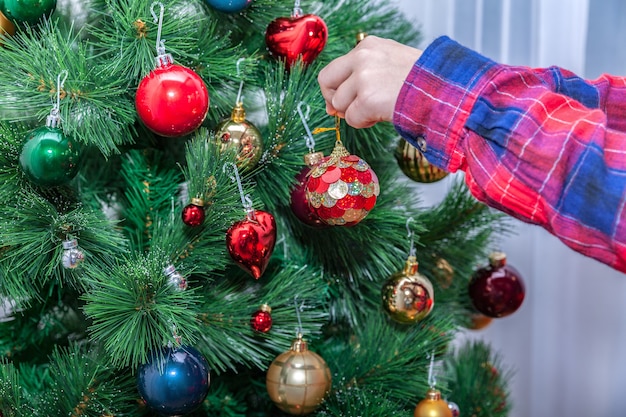 Decoratie van de kerstboom op een witte achtergrond