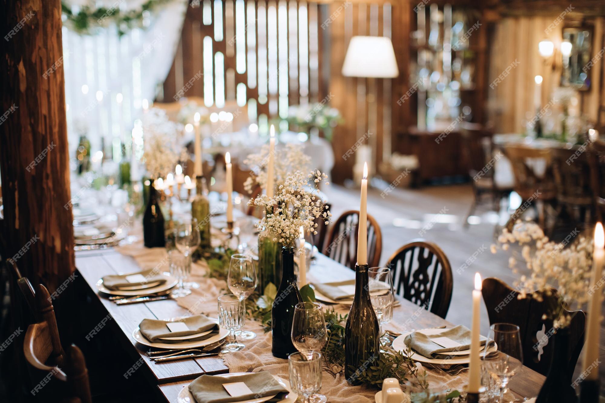 Vrijgevigheid logica Botanist Decoratie van houten vintage tafels in het restaurant voor een feestelijk  diner in rustieke stijl | Premium Foto