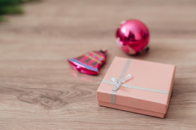 Decoratie van kerstboom groene takken op een houten achtergrond met kopie ruimte