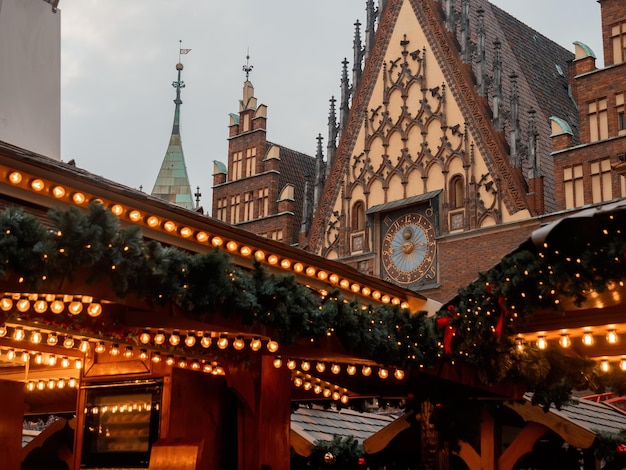 Decoratie van kerstmarkthuizen op de oude stadsmarkt van Wroclaw, Polen in 2021