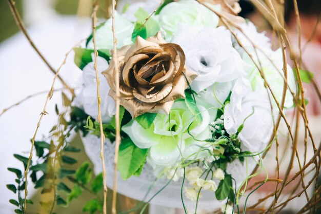 Decoratie van kunstbloemen tijdens de huwelijksceremonie