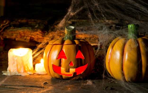 Decoratie voor het hallowenfeest met pompoenen, spinnen, kaarsen op rustiek hout