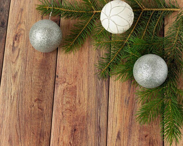 Decoratie voor Kerstmis op een houten achtergrond Kerstboomtak en ballen voor de Kerstboom Nieuwjaarsviering