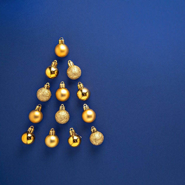 Decoratieballen in Kerstmis gevormd op blauw oppervlak