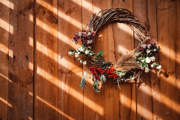 Decoratief designvenster op het terras herfstkrans en pompoenen vintage oude lades houten rustieke achtergrond