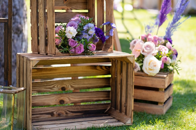 Decoratief element van houten kisten en verse bloemen. Details Feestdecoratie