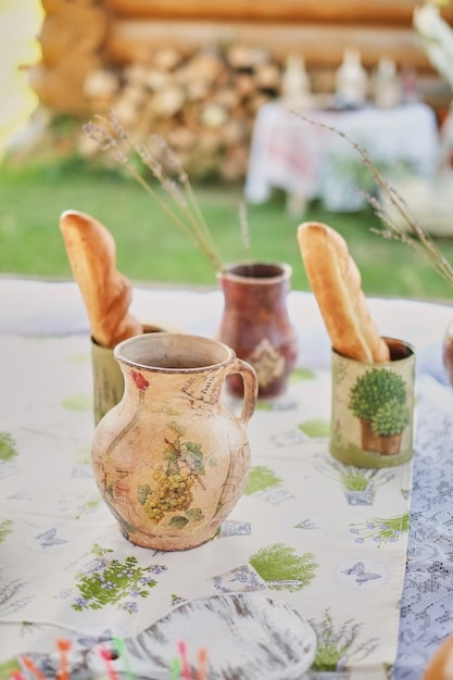 Decoratief feest met kleine flesjes en een zelfgemaakte kruik