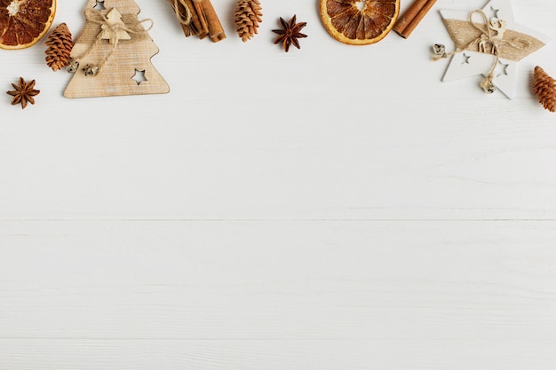 Decoratief frame, kerstattributen op een witte houten tafel.