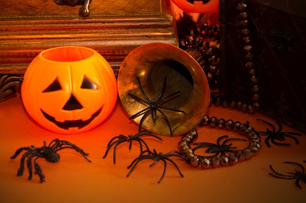 Decoratief halloween-stilleven met juwelendoos pompoenen, spinnen en vintage objecten Kopieer de ruimte