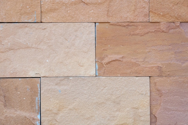 decoratief ongelijkmatig echt stenen muuroppervlak met cement stenen muur achtergrond