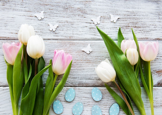 Decoratief paaseieren en tulpenboeket