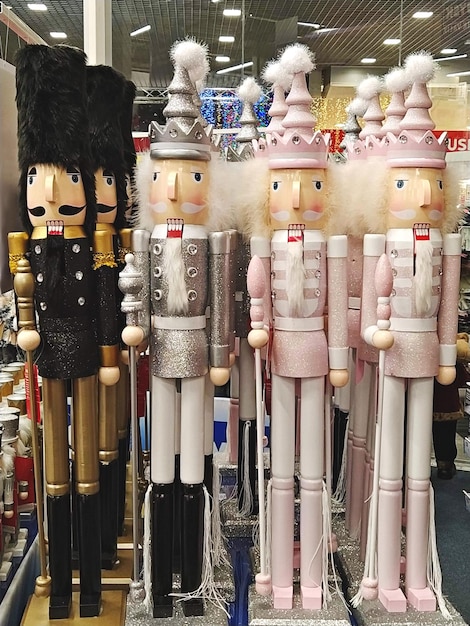 Decoratief speelgoed houten notenkraker in de winkel tijdens de kerstvakantie