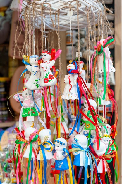 Decoratief speelgoed met stadssymbolen wordt verkocht op de kerstmarkt van Lviv voor het operagebouw van Lviv... Kerstmarkt in Lviv, Oekraïne 2021. Toeristen kunnen feestelijke souvenirs, cadeautjes kopen.