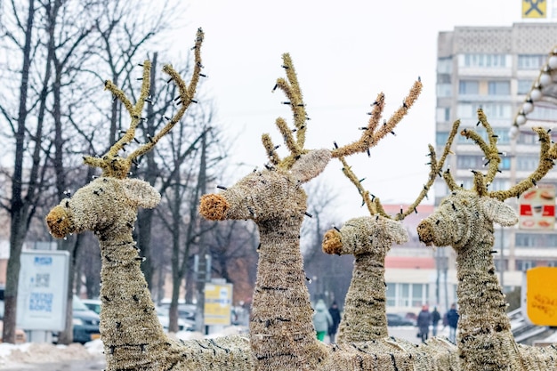 Decoratief speelgoedhert op een stadsstraat tijdens kerst- en nieuwjaarsvieringen in Khmelnytskyi, Oekraïne