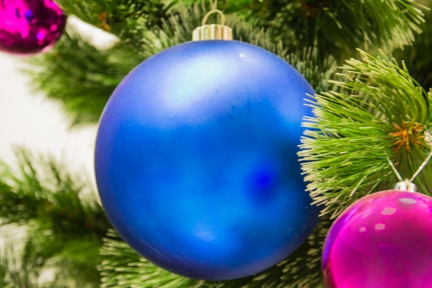 Decoraties op de kerstboom. Een grote blauwe bal.