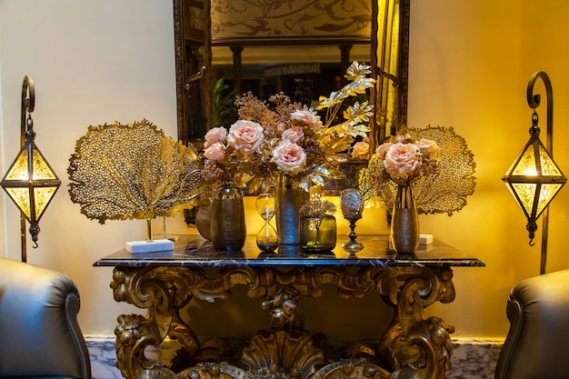 Decoraties op de tafel in de woonkamer voor de spiegel in retro stijl