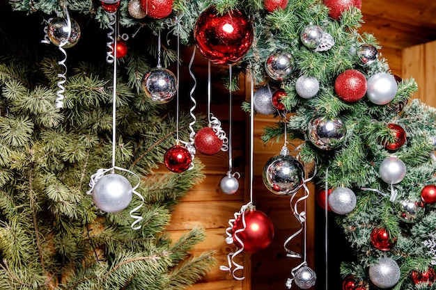 Decoraties op een kerstboom.
