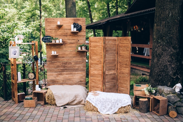 Decoraties van hout en wilde bloemen in een rustieke stijl voor een huwelijksceremonie