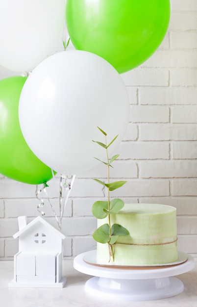 Decoraties voor de verjaardag. Ongewone cake en ballonnen.