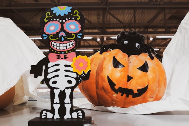 Decoraties voor Halloween en Dag van de Doden in Mexico Skelet en verse pompoenen Eng decor om Dia Los Muertos te vieren