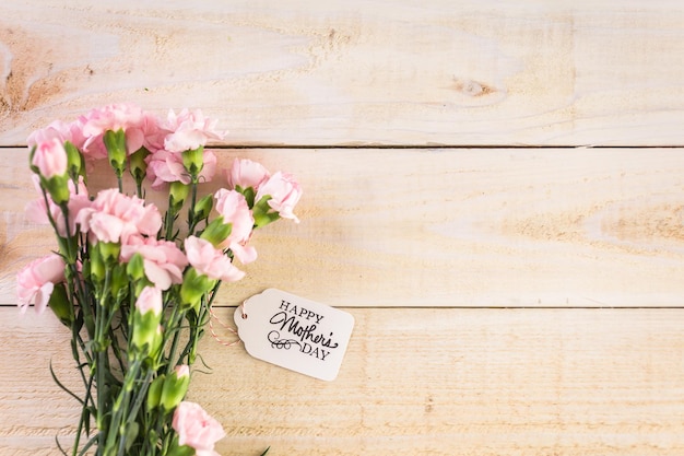 Decoraties voor Moederdag op een houten bord.