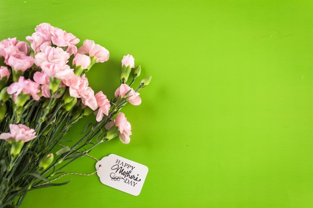 Decoraties voor moederdag op een houten bord.