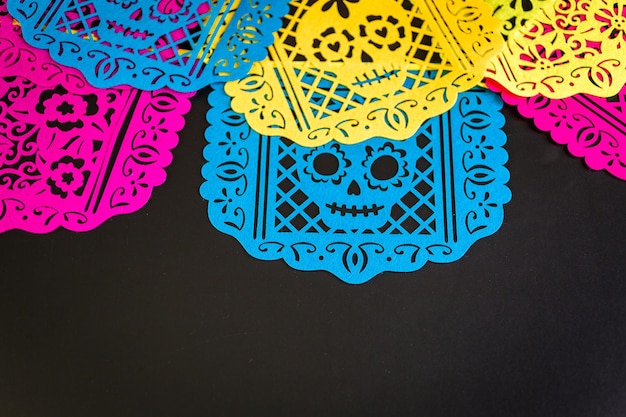 Foto decoraties voor traditionele mexicaanse feestdag dag van de doden op een zwarte achtergrond.