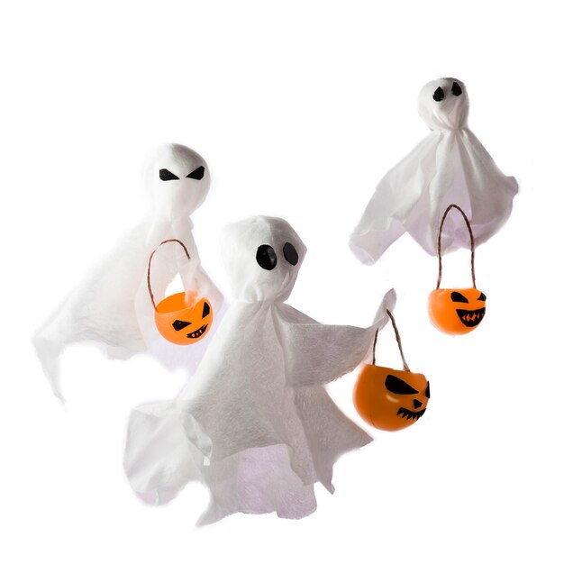 Foto decoratieve achtergrond voor halloween, witte spoken met pompoenen