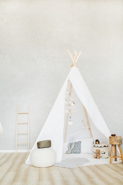 Decoratieve boho-stijl gezellige hut met decor. minimaal interieurontwerp