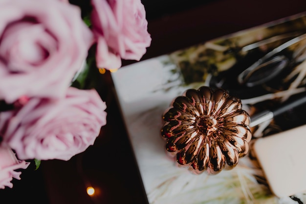 Decoratieve bronzen pompoen op de top van een tijdschrift