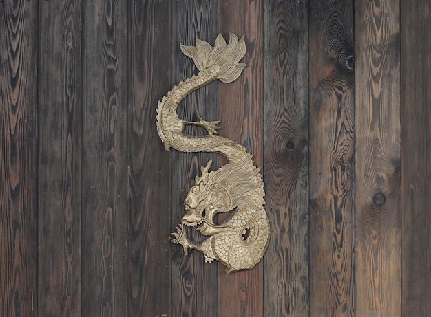 decoratieve chinese draak op houten achtergrond