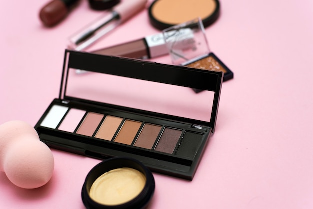 decoratieve cosmetica. lippenstift, poeder, oogschaduw en foundation voor make-up