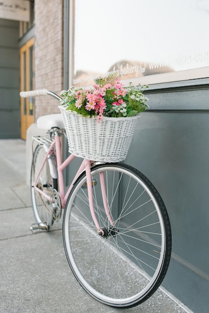 Decoratieve fiets met een mand met bloemen bij het stadscafé